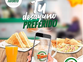 hotdogs para eventos servidos en una mesa con comidas decoradas